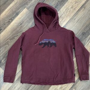 Patagonia Sweatshirt Youth Large regular fit burgundy with bear design